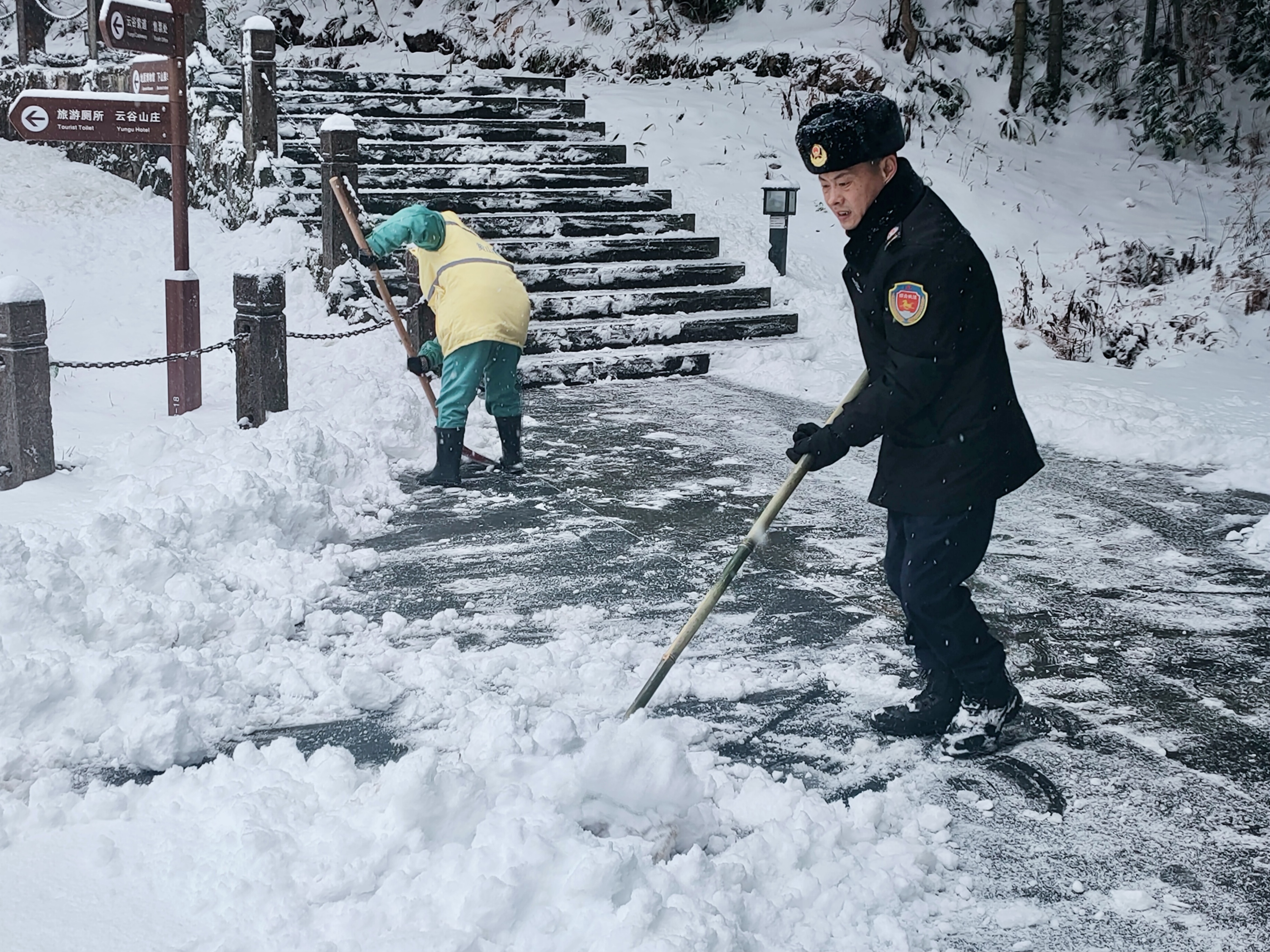 3 2022年春節(jié)期間,，查袁鋼連續(xù)半個月在云谷片區(qū)掃雪破冰.jpg